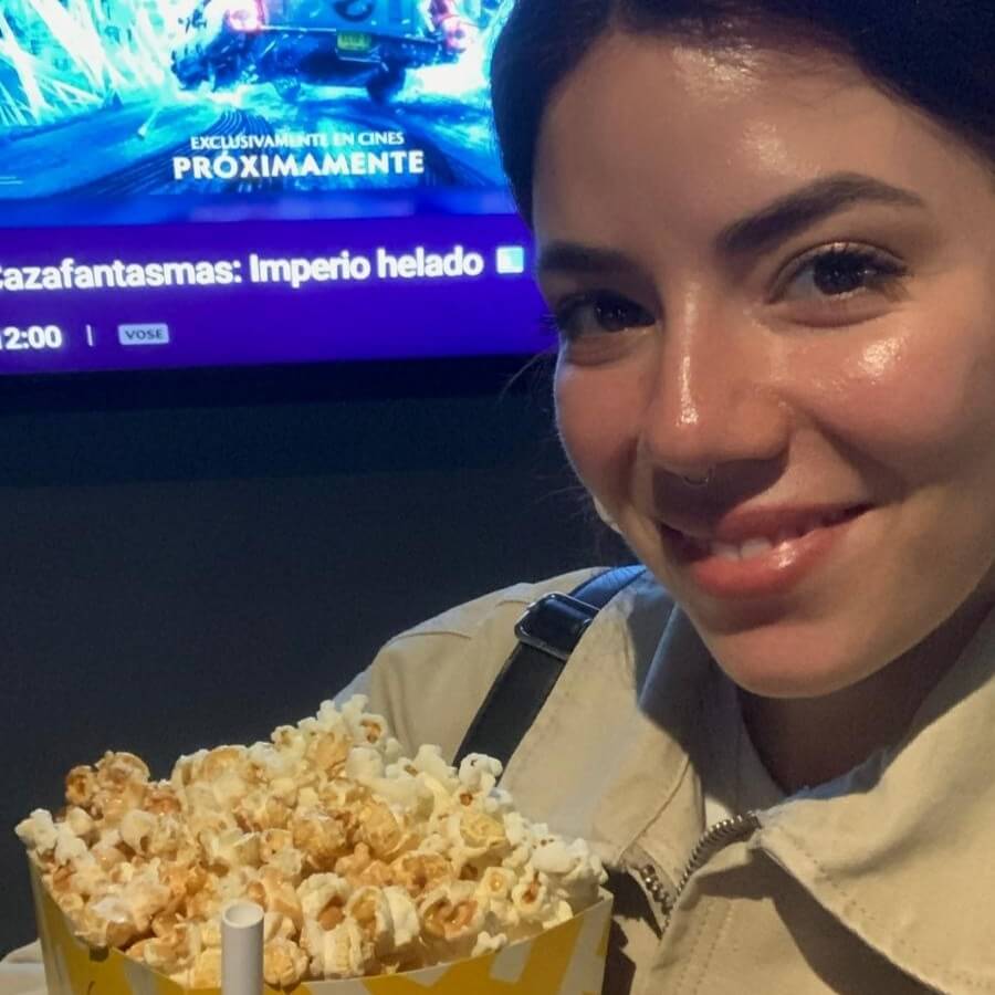 Salomé Padilla en el cine con palomitas